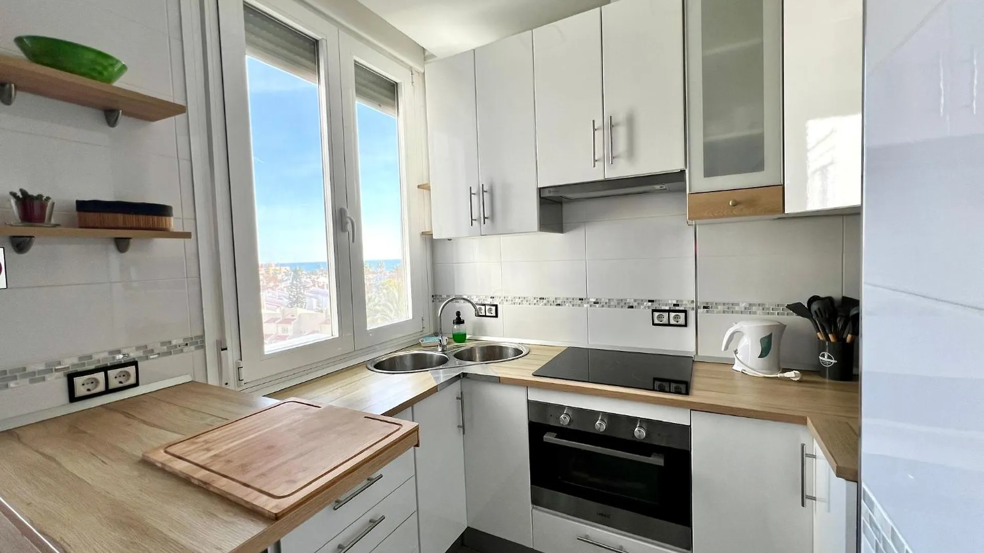 Espectacular Apartamento Junto Al Mar, Con Piscina En Málaga